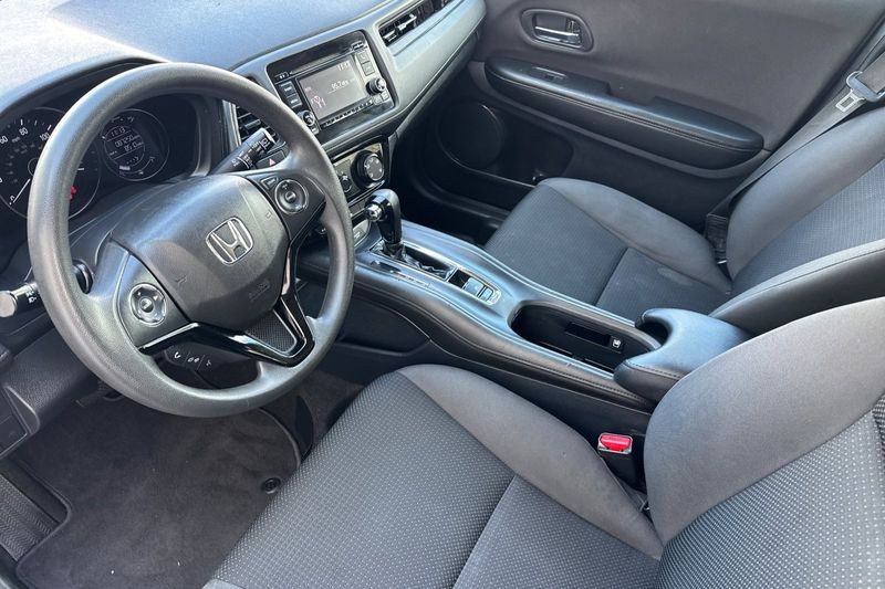 Honda HR-V Vehicle Full-screen Gallery Image 10