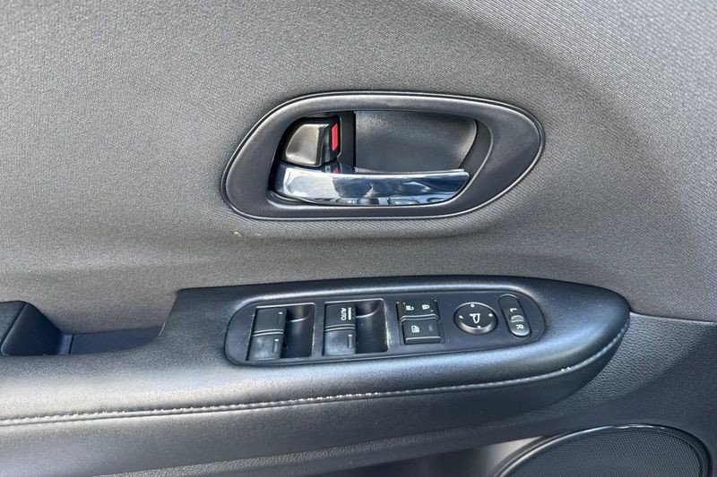 Honda HR-V Vehicle Full-screen Gallery Image 11