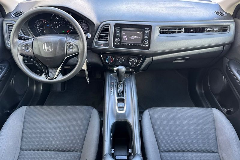 Honda HR-V Vehicle Full-screen Gallery Image 13