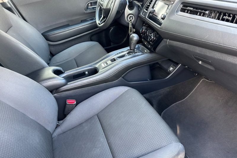 Honda HR-V Vehicle Full-screen Gallery Image 16