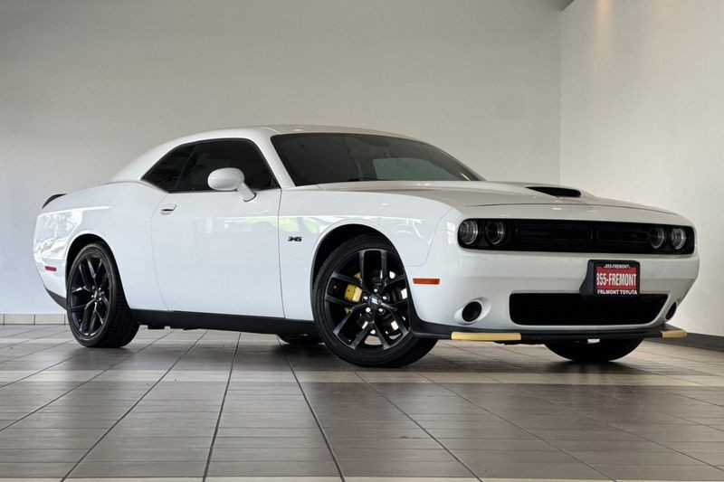 Dodge Challenger Vehicle Full-screen Gallery Image 02