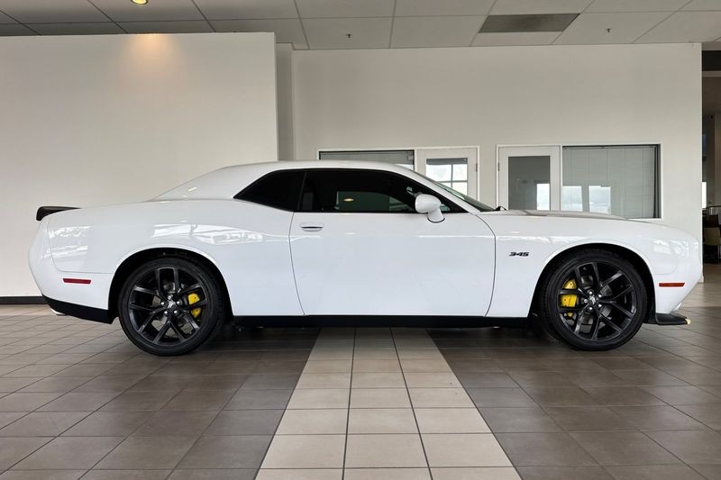 Dodge Challenger Vehicle Full-screen Gallery Image 03