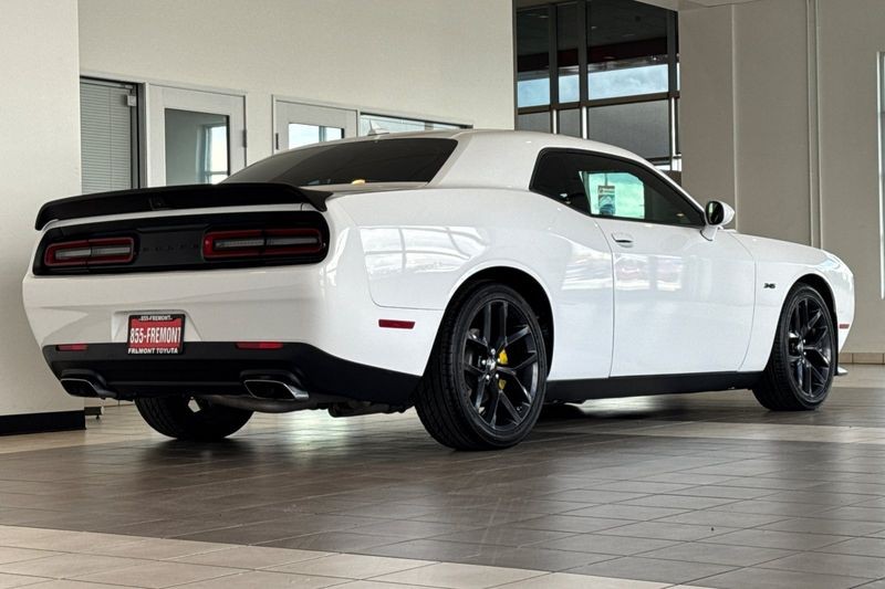 Dodge Challenger Vehicle Full-screen Gallery Image 04