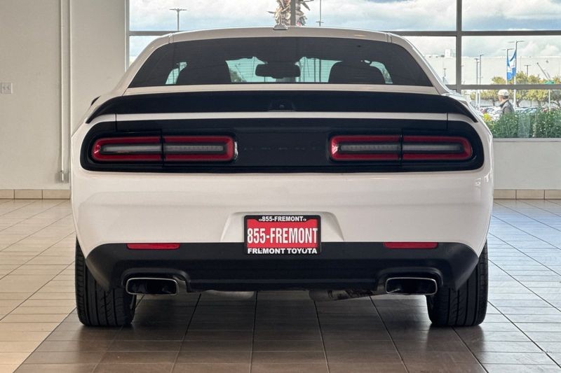 Dodge Challenger Vehicle Full-screen Gallery Image 05