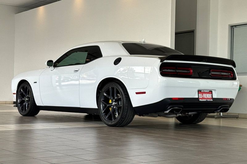 Dodge Challenger Vehicle Full-screen Gallery Image 06