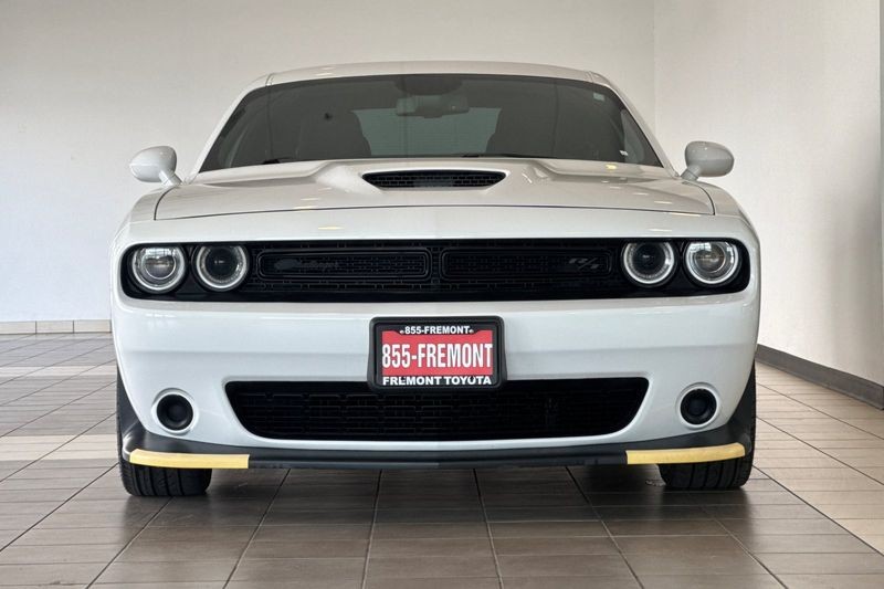 Dodge Challenger Vehicle Full-screen Gallery Image 09