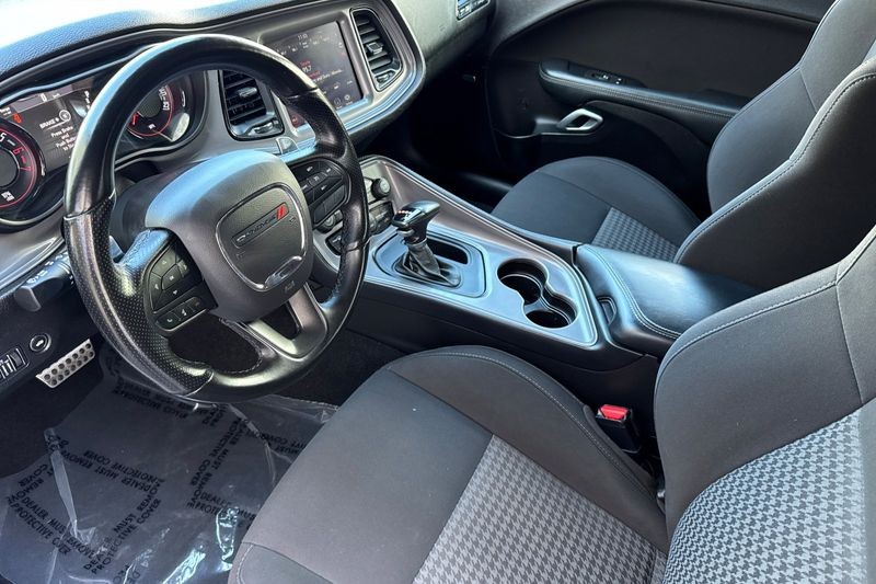 Dodge Challenger Vehicle Full-screen Gallery Image 10