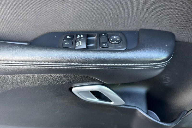 Dodge Challenger Vehicle Full-screen Gallery Image 11
