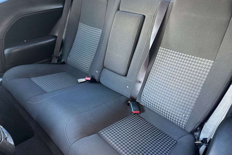 Dodge Challenger Vehicle Full-screen Gallery Image 12