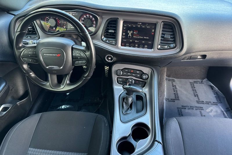 Dodge Challenger Vehicle Full-screen Gallery Image 13