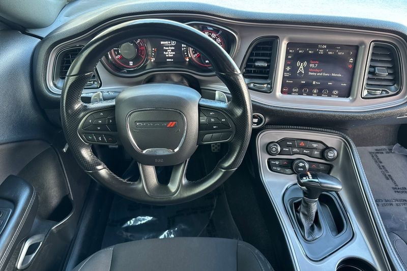 Dodge Challenger Vehicle Full-screen Gallery Image 14