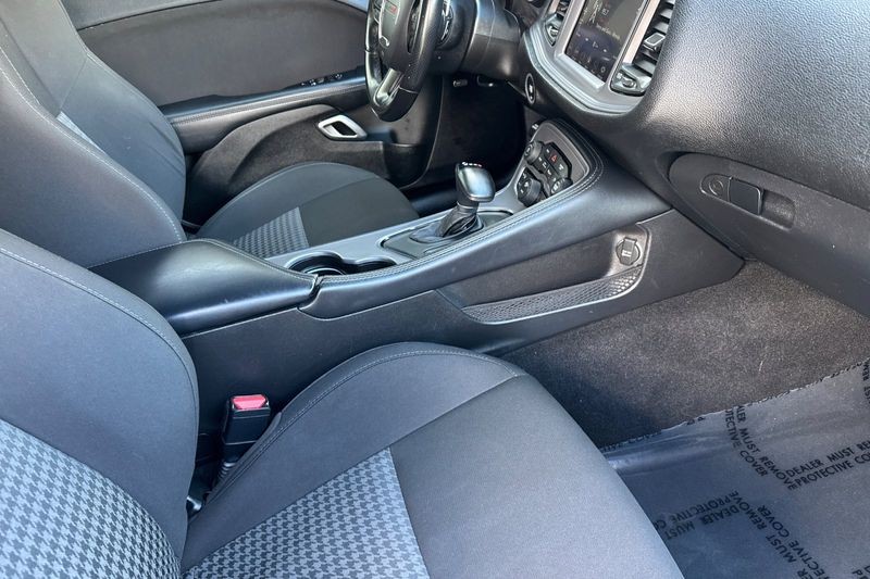 Dodge Challenger Vehicle Full-screen Gallery Image 15