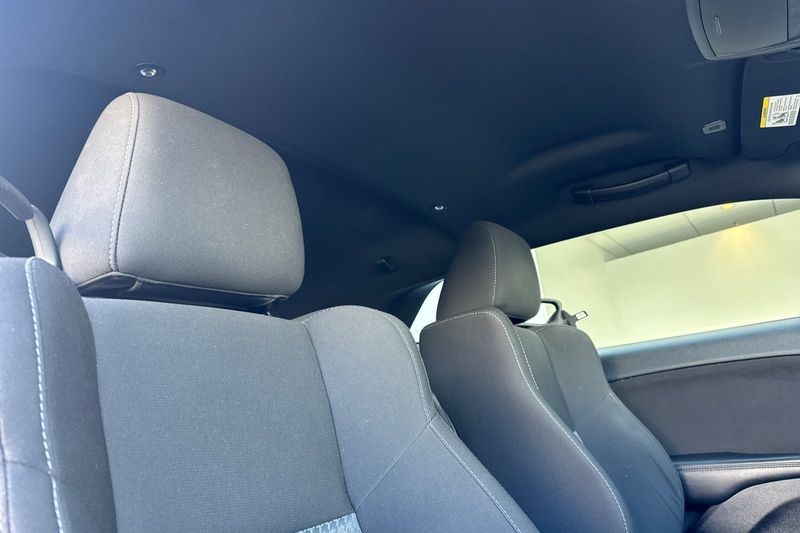 Dodge Challenger Vehicle Full-screen Gallery Image 16