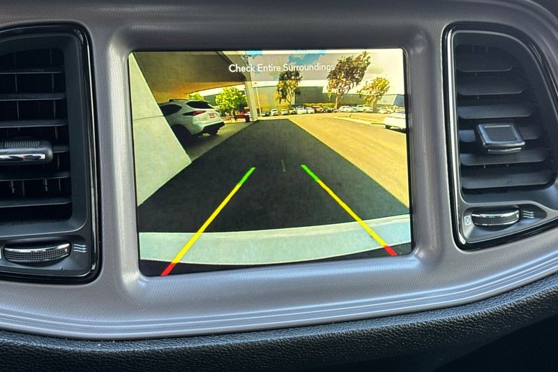 Dodge Challenger Vehicle Full-screen Gallery Image 19