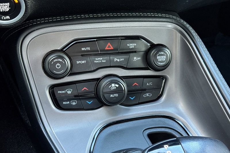 Dodge Challenger Vehicle Full-screen Gallery Image 20