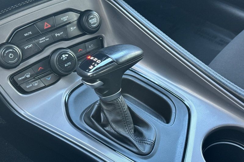 Dodge Challenger Vehicle Full-screen Gallery Image 21
