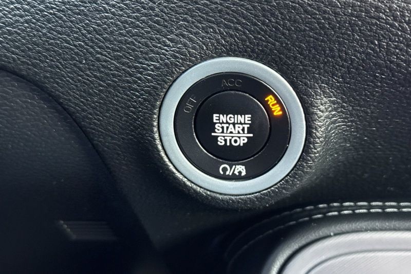 Dodge Challenger Vehicle Full-screen Gallery Image 22