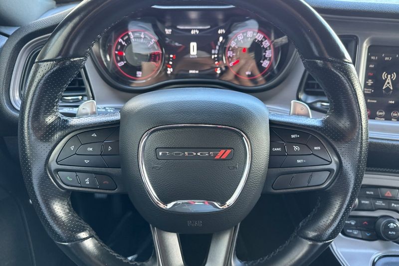 Dodge Challenger Vehicle Full-screen Gallery Image 23