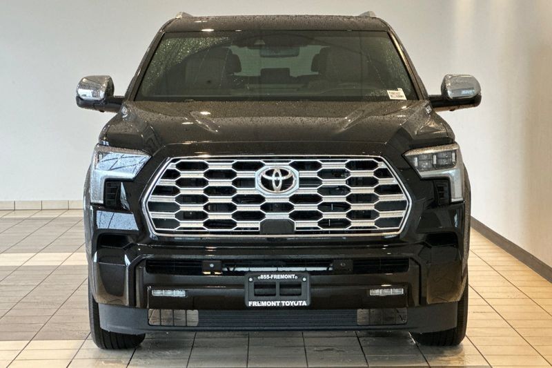 Toyota Sequoia Vehicle Full-screen Gallery Image 03