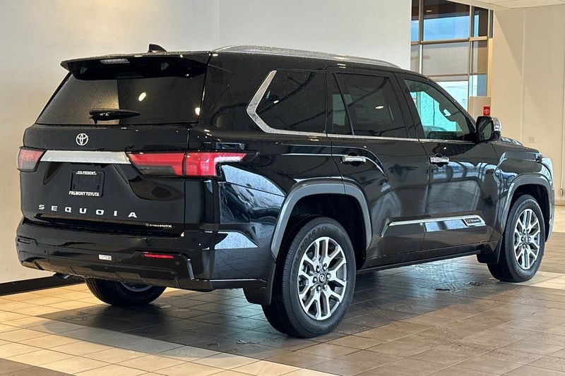 Toyota Sequoia Vehicle Full-screen Gallery Image 05