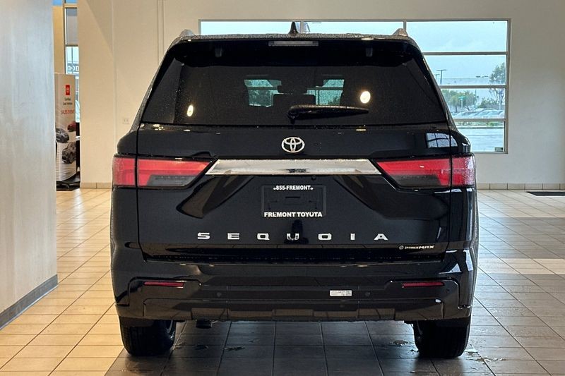 Toyota Sequoia Vehicle Full-screen Gallery Image 06