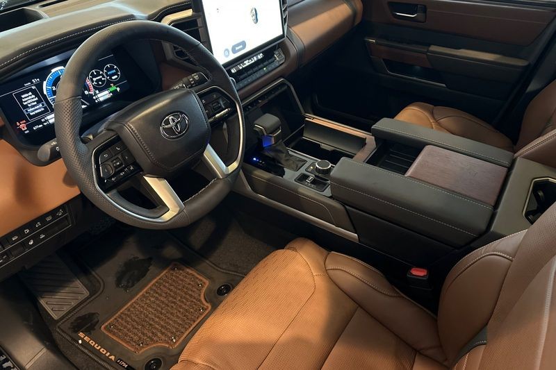 Toyota Sequoia Vehicle Full-screen Gallery Image 08