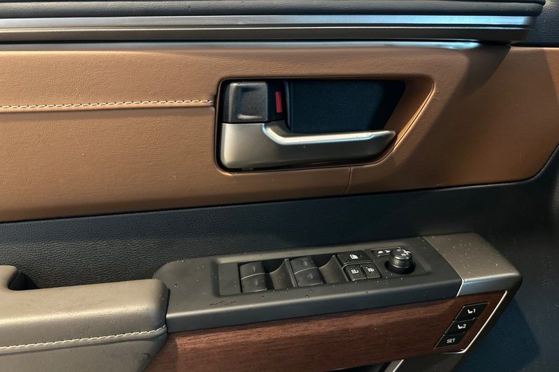 Toyota Sequoia Vehicle Full-screen Gallery Image 09