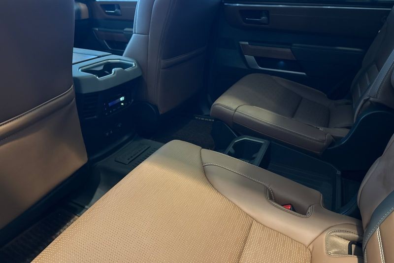 Toyota Sequoia Vehicle Full-screen Gallery Image 10