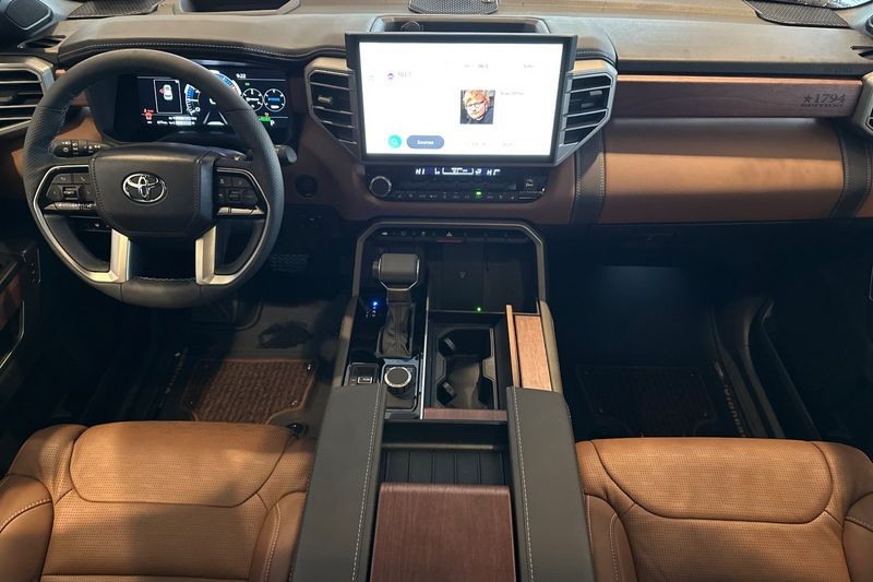 Toyota Sequoia Vehicle Full-screen Gallery Image 11