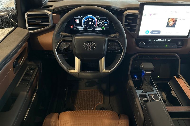 Toyota Sequoia Vehicle Full-screen Gallery Image 12
