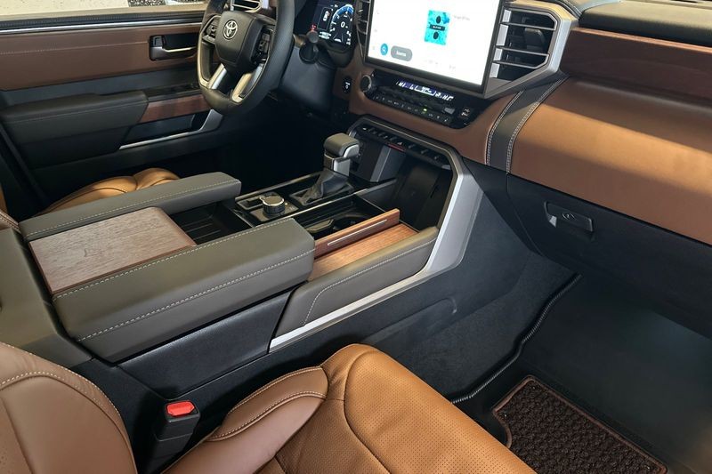 Toyota Sequoia Vehicle Full-screen Gallery Image 15