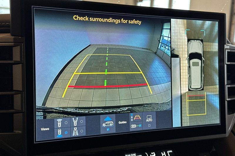 Toyota Sequoia Vehicle Full-screen Gallery Image 19