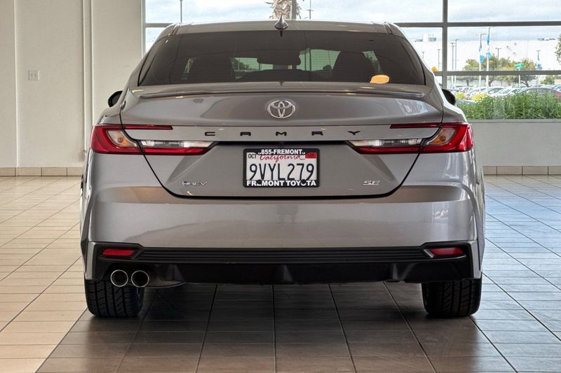 Toyota Camry Vehicle Full-screen Gallery Image 05