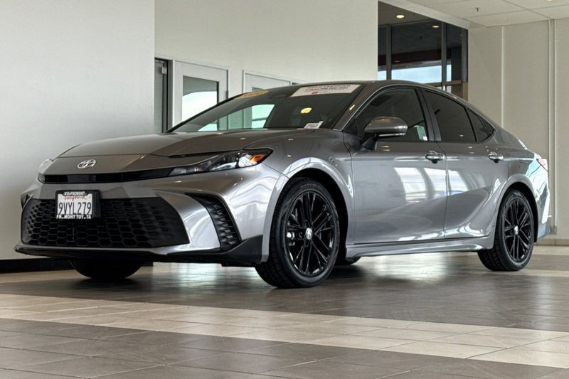 Toyota Camry Vehicle Full-screen Gallery Image 08