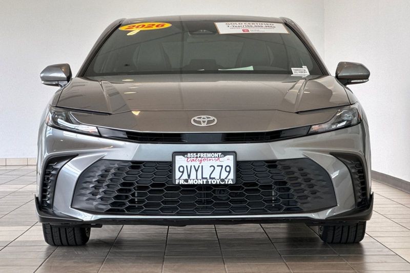 Toyota Camry Vehicle Full-screen Gallery Image 09
