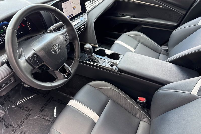 Toyota Camry Vehicle Full-screen Gallery Image 10