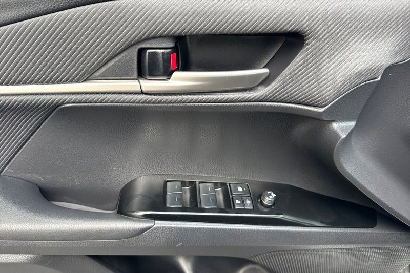 Toyota Camry Vehicle Full-screen Gallery Image 11