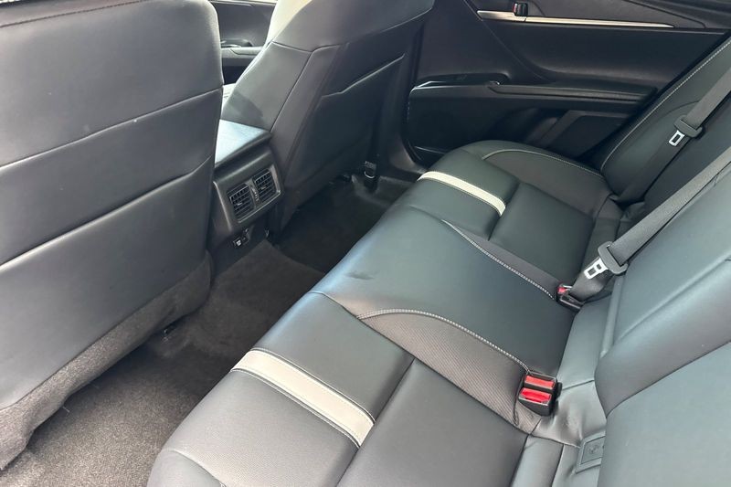 Toyota Camry Vehicle Full-screen Gallery Image 12