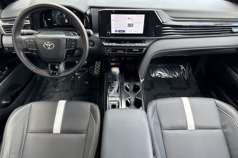 Toyota Camry Vehicle Full-screen Gallery Image 13