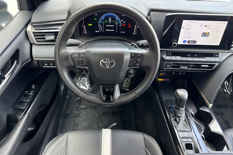 Toyota Camry Vehicle Full-screen Gallery Image 14