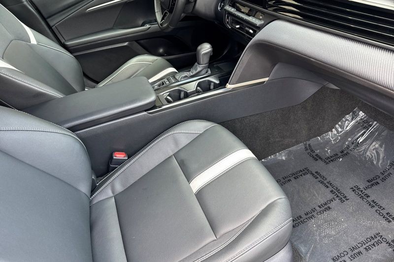 Toyota Camry Vehicle Full-screen Gallery Image 15