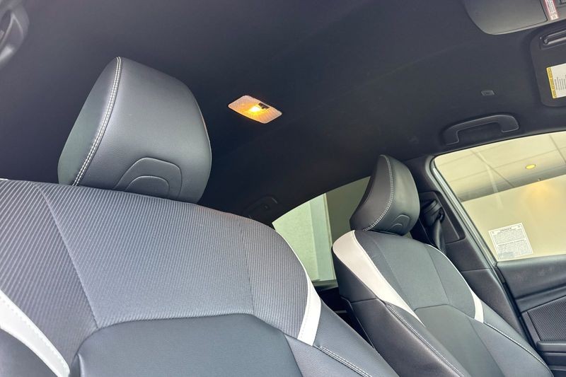 Toyota Camry Vehicle Full-screen Gallery Image 16