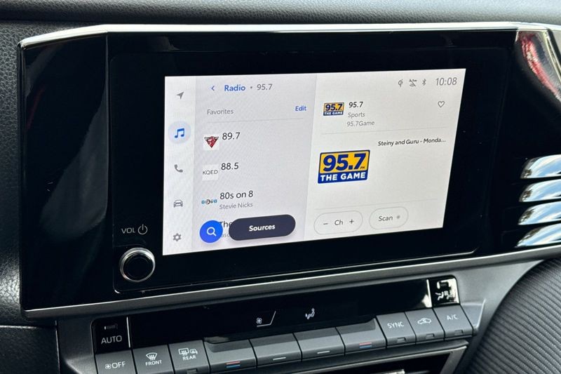 Toyota Camry Vehicle Full-screen Gallery Image 17