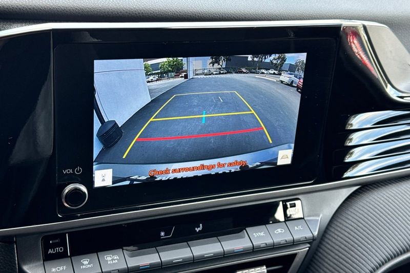 Toyota Camry Vehicle Full-screen Gallery Image 18
