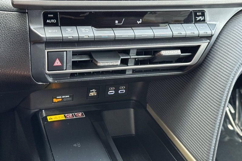 Toyota Camry Vehicle Full-screen Gallery Image 19