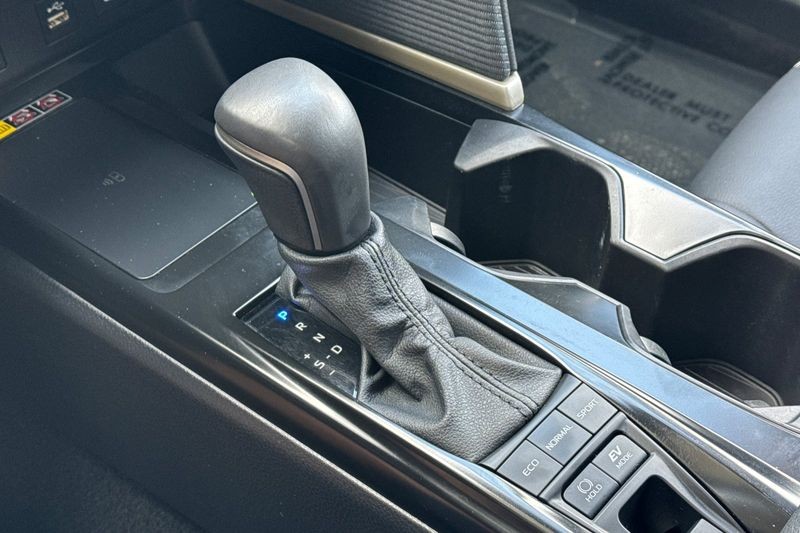 Toyota Camry Vehicle Full-screen Gallery Image 20