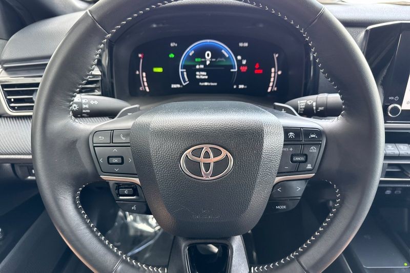 Toyota Camry Vehicle Full-screen Gallery Image 22