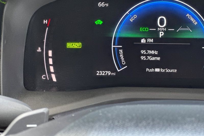 Toyota Camry Vehicle Full-screen Gallery Image 24
