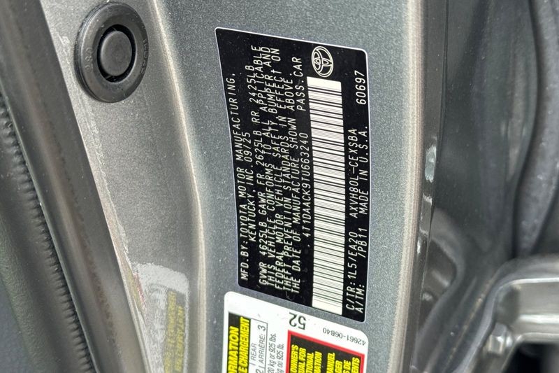 Toyota Camry Vehicle Full-screen Gallery Image 28