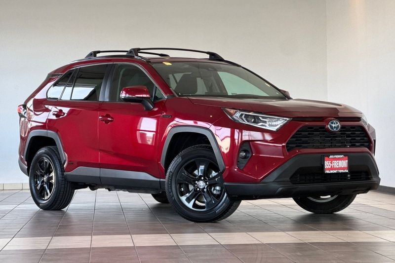 Toyota RAV4 Hybrid Vehicle Full-screen Gallery Image 02